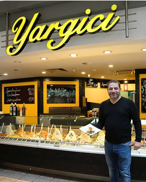 Verkaufsstand von Feinkost Yargici mit Schriftzug